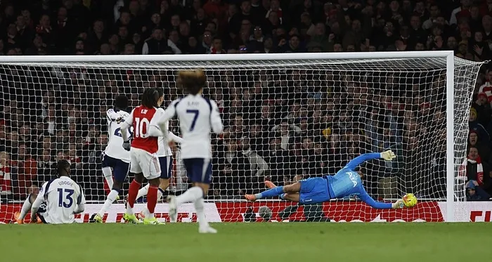 Londra derbisinde Arsenal şov yaptı! Eze’den hat-trick resitali
