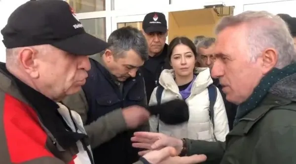 depremden-siyaset-devsiren-umit-ozdaga-arama-kurtarma-ekiplerinden-tepki-senden-biktik-1676232691542.jpeg Depremden siyaset devşiren Ümit Özdağ'a enkaz başında tepki: "Bıktık"