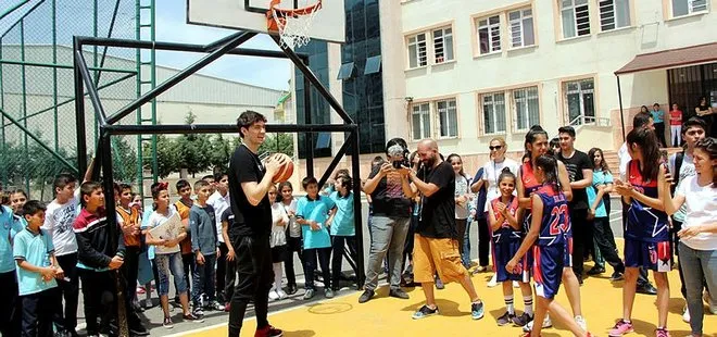 Milli basketbolcu Cedi Osman, öğrencilerle buluştu
