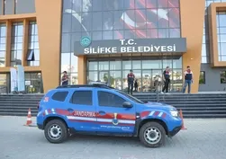 CHP'li Silifke Belediyesi'nde sahte kaşeli vurgun! Kutulardan deste deste dolar ve TL çıktı | Makam aracında taşımışlar
