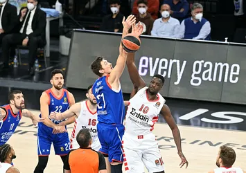 Anadolu Efes Olympiakos'u devirdi! Son periyotta şov