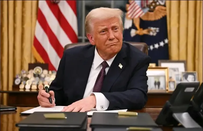 kennedy-suikastina-iliskin-flas-gelisme-sir-perdesi-aralaniyor-mu-fbi-2400-kayit-kesfetti-1739257818448.jpg ABD Başkanı Donald Trump kararname imzalarken (AFP)