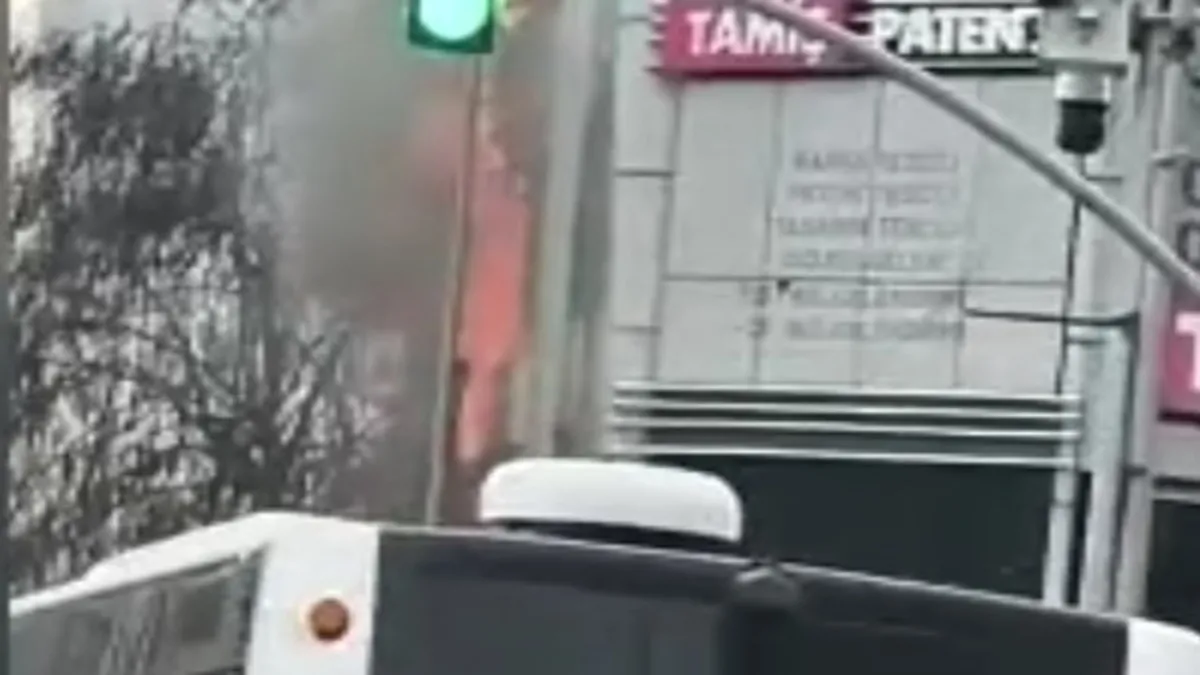 Esenyurt'ta restoranın bacasındaki yangın binaya sıçradı