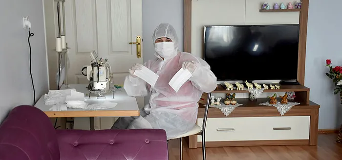 Edirne'de ücretli izne ayrılan tekstil işçileri sağlık çalışanları için maske üretiyor - 3