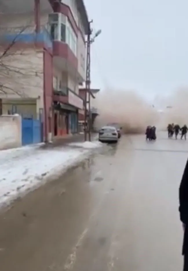 Deprem anının yeni görüntüleri ortaya çıktı! Tüyer ürperten ses… Binaların çatlaması ve çökmesi kamerada