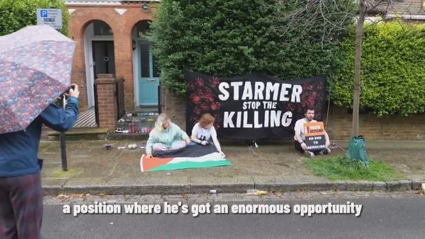 İngiltere’de Filistin destekçileri muhalefet liderinin evinin önüne çocuk ayakkabıları bıraktı: Öldürmeyi durdurun