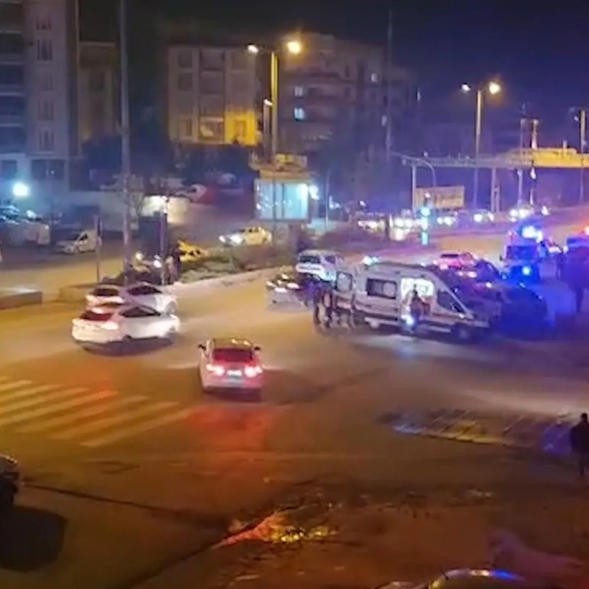 Alkollü sürücü 3 polisi yaraladı