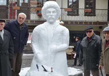 Kardan Yunus Emre heykeli yaptı