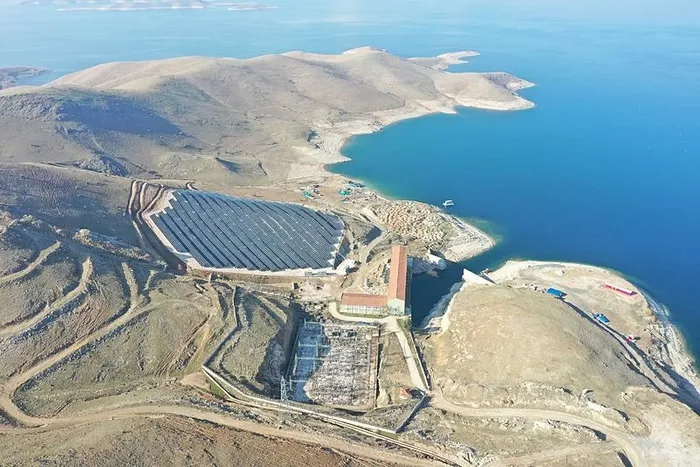 Türkiye’de bir ilk! Keban Barajı’na kuruldu: Yüzer GES