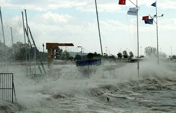 son-dakika-istanbul-kocaeli-sakarya-ve-yalovada-egitime-lodos-engeli-1638211543331.jpg Son dakika: İstanbul, Kocaeli, Sakarya, Bursa, Çanakkale, Balıkesir, Sinop, Tekirdağ ve Yalova'da eğitime lodos engeli - 5