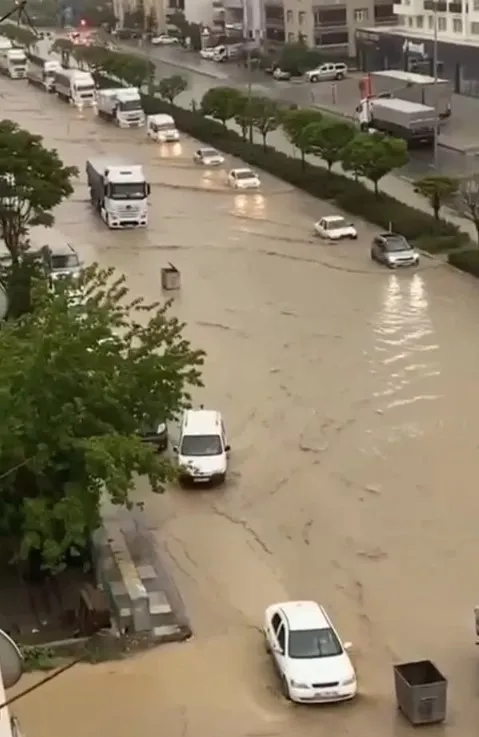 Ankara sağanak yağışa teslim oldu! Yollar göle dönerken vatandaşlar mağdur oldu