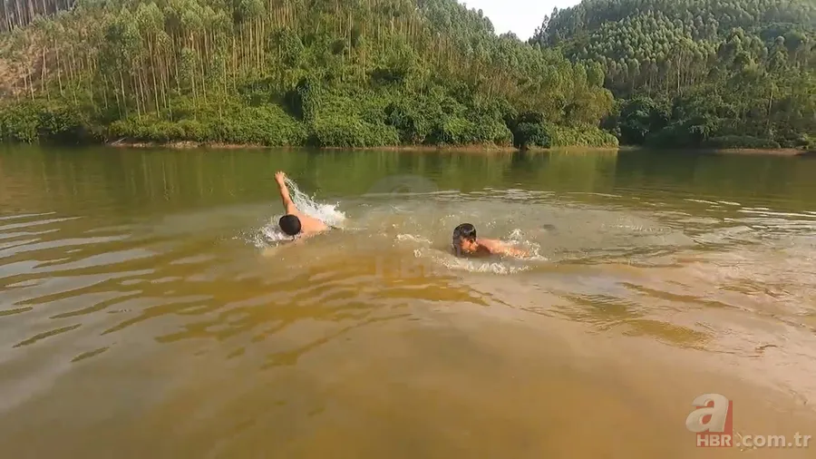 Dev anakonda yılanı nehirde yüzen gençlere saldırdı! Korku dolu anlar görüntülendi 15