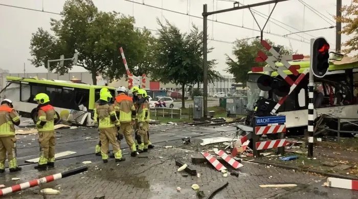 hollandanin-bergen-op-zoom-bolgesinde-korkunc-kaza-tren-otobusu-boyle-ikiye-boldu-1666038793298.jpg Hollanda'nın Bergen op Zoom bölgesinde korkunç kaza: Tren otobüsü böyle ikiye böldü - 4