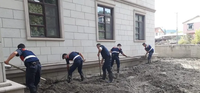 Sinop’ta selden etkilenen camiyi jandarma ekipleri temizledi