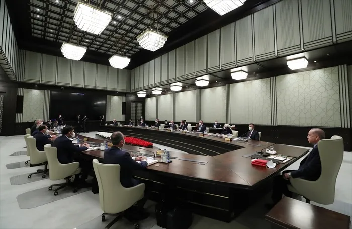 Gözler kabine toplantısında! Restoranlar ve kafeler açılacak mı? Okullar ne zaman açılacak? İstanbul ve Ankara normalleşecek mi?