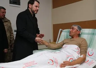 Bakan Berat Albayrak'tan Ağrı'da yaralı askerlere ziyaret