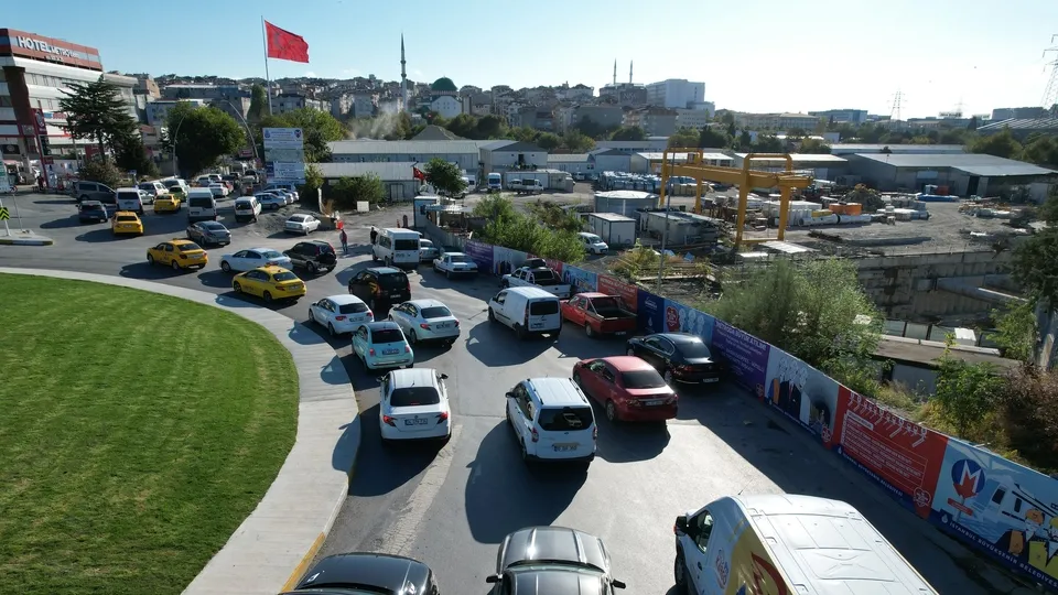 Vatandaş CHP'li İBB'ye isyan etti: Tek yaptıkları metro pankartını asmak! Tamamlanmayan Ataköy İkitelli metro hattı trafiğe neden oluyor!
