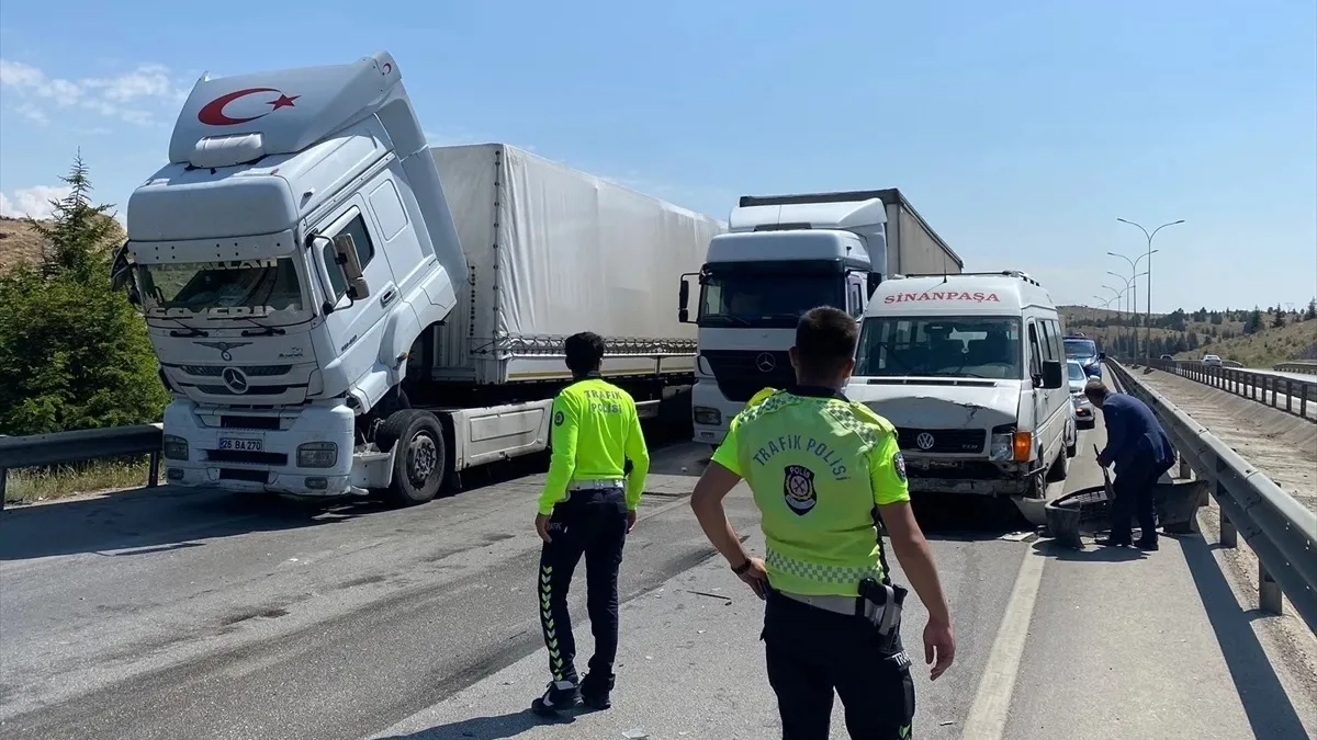 Afyonkarahisar'daki zincirleme trafik kazasında 6 kişi yaralandı