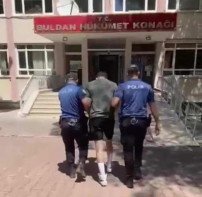 denizlide-polisten-kacan-motosiklet-surucusu-yakayi-ele-verdi-1723105865864.jpg Şahsın gözaltına alınma anı