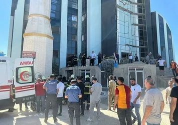 Batman'da feci olay! Cami iskelesi çöktü: 1'i ağır 3 yaralı