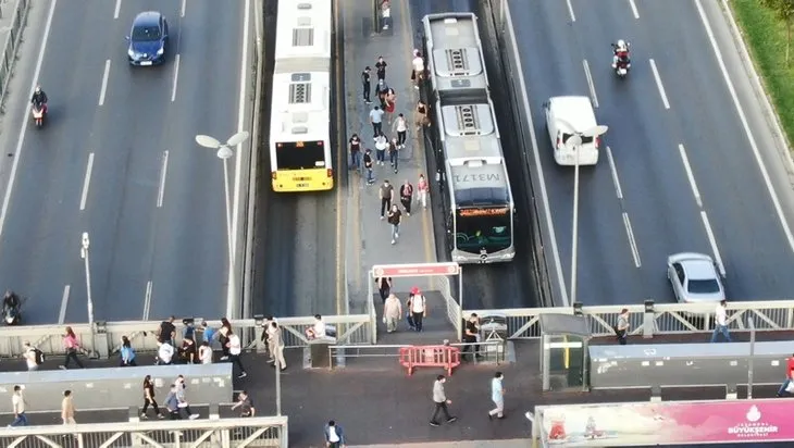 Metrobüs çilesi sürüyor: Yine aynı manzara! İstanbullular isyan etti