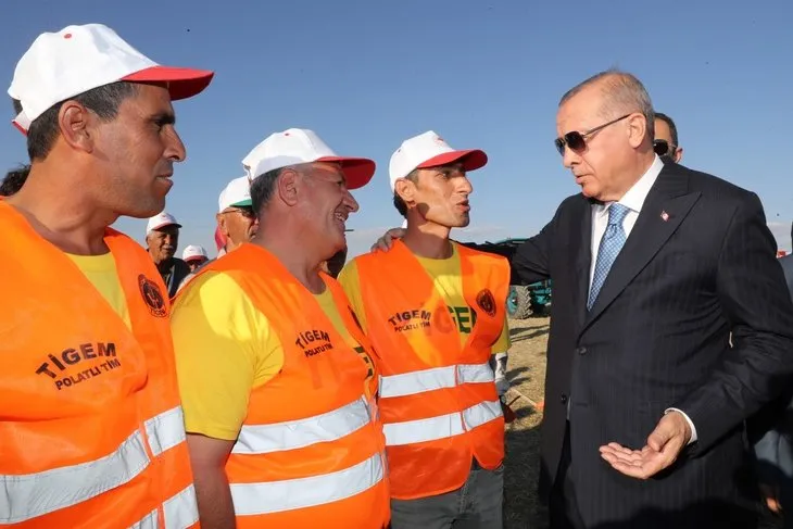 Başkan Erdoğan yerli elektrikli traktörü kullandı