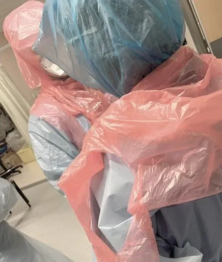 İngiltere’deki doktorların çaresizliği! Tulum yerine poşet giydiler...