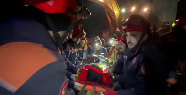 1676274453813.jpg Hatay'daki enkazdan 162 saat sonra kurtarılan Ayşe'den duygulandıran sözler! En büyük asker bizim asker - 2