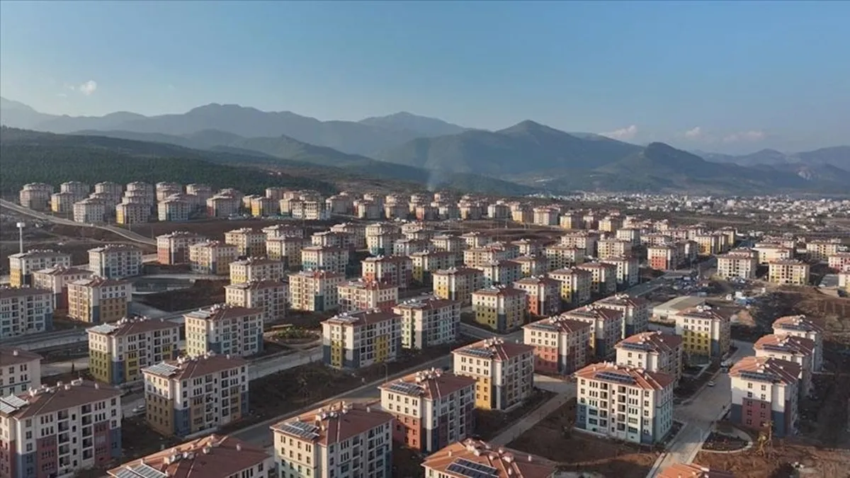 Bakan Kurum'a Hatay'da sevgi seli! Depremin simge ismi de yeni yuvasına kavuştu