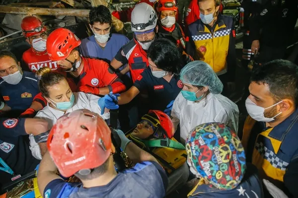 Son dakika: İzmir’de enkaz altında kalan 15 yaşındaki Günay kurtarıldı