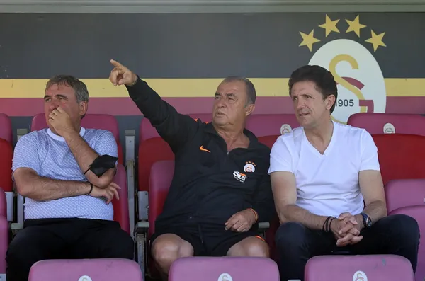 Galatasaray antrenmanını Hagi ve Popescu ziyaret etti!