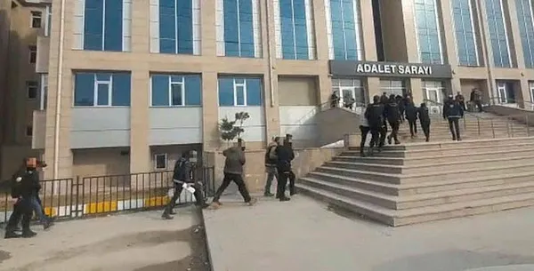 vanda-gocmen-kacakcilarina-operasyon-104-supheli-yakalandi-1678084360143.jpg Van'da göçmen kaçakçılarına operasyon! 104 şüpheli yakalandı - 4