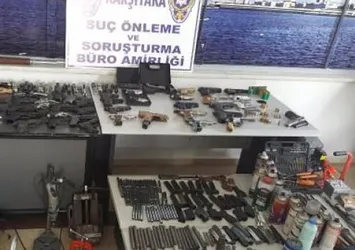 Evini silah atölyesine çevirmiş