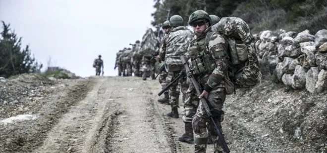 Komandolar sınırda tatbikat yaptı