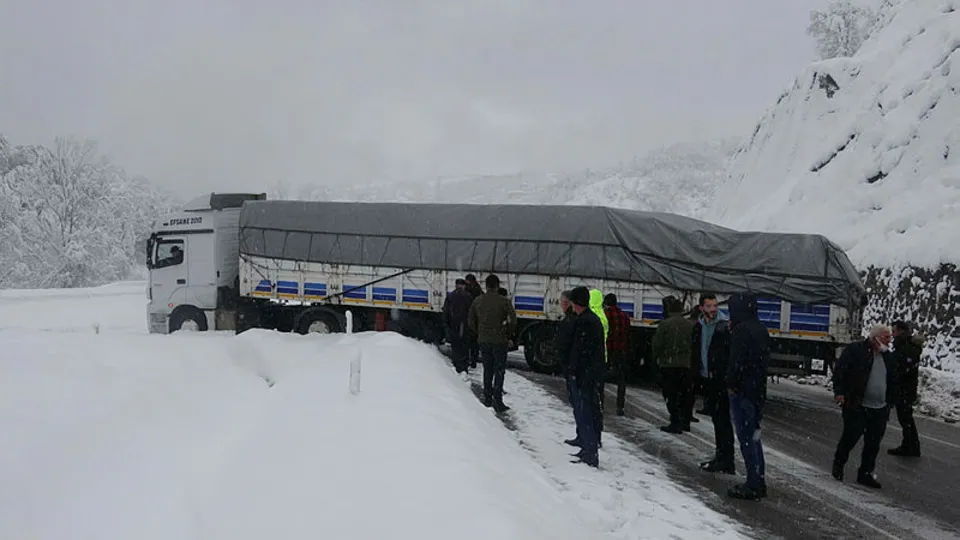 Eski 2 derecede yollar kilitlendi! Yoğun kar nedeniyle izin verilmiyor
