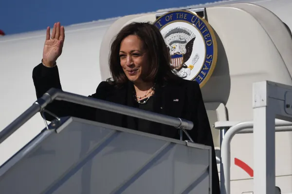 Kamala Harris ’mülteci’ sorusuna kahkaha attı! Salon buz kesti | Tepki yağıyor