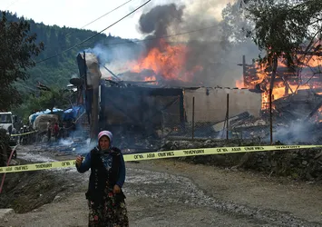 Kastamonu'daki Gökceöz köyünde büyük yangın! 10 eve tamamen kül oldu! İşte ilk görüntüler...