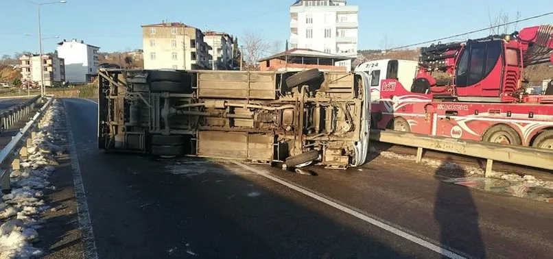 Ordu'da işçileri taşıyan midibüs devrildi