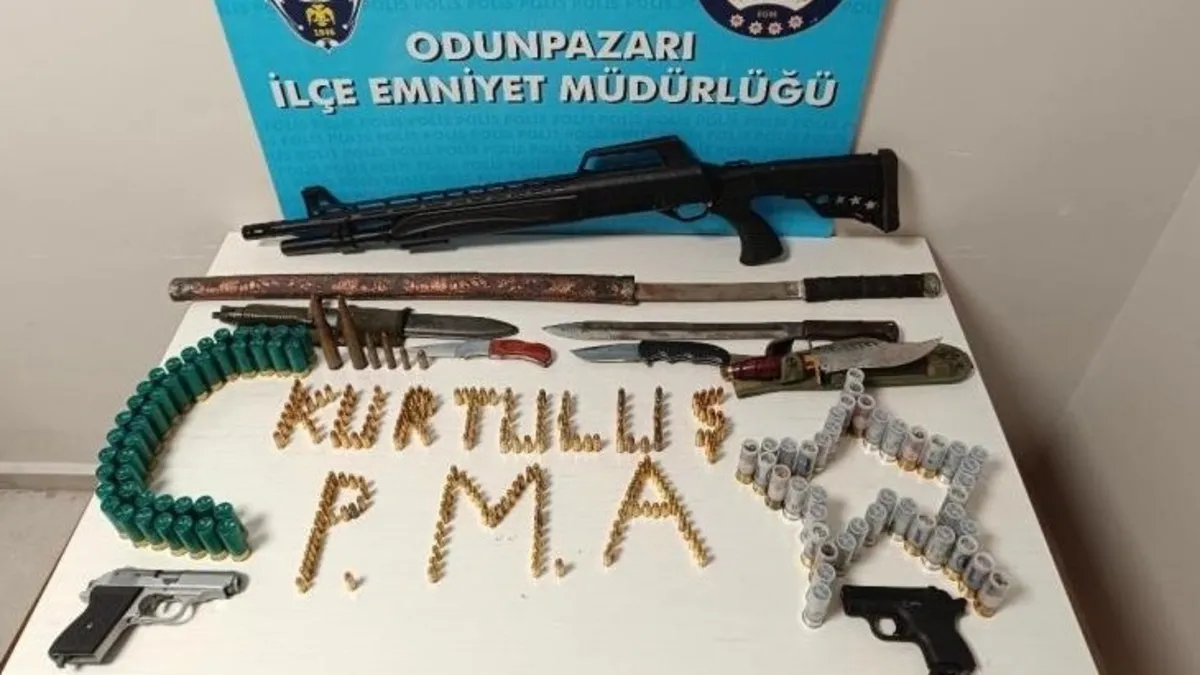 Eskişehir'de şoke eden olay! Bisikletle çarptığı kişiyi silahla tehdit etti