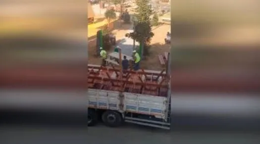 CHP’li İBB’den Yeşilpınar Gençlik Parkı skandalı! Yeni bankları götürdü eskileri getirdi