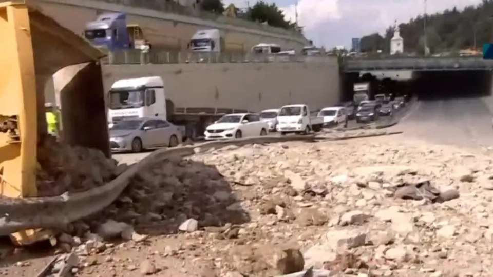 İstanbul’da hafriyat kamyonu devrildi! Ümraniye yönü trafiğe kapandı | A Haber olay yerinde
