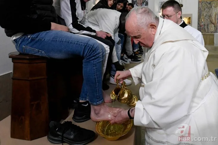 Papa Francis mahkumların ayaklarını yıkayıp öptü! Araların da bir de Müslüman var