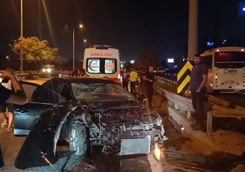 Kocaeli'de otomobil bariyerlere çarptı! Belediye Başkan Yardımcısı Yaşar ölümden döndü