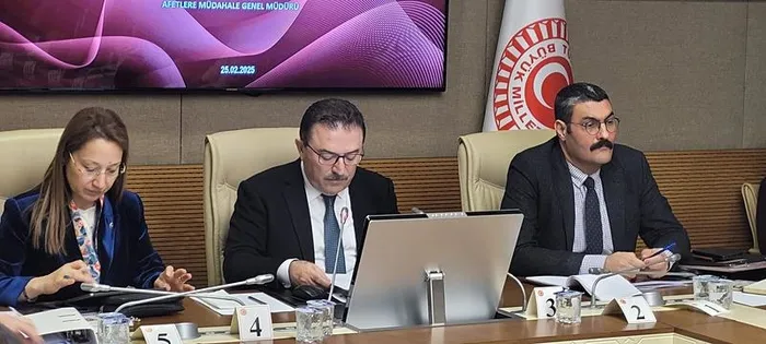 kartalkaya-kayak-merkezindeki-otel-yanginini-arastirma-komisyonu-afad-yetkililerini-dinledi-1740504587399.jpeg (Foto: İHA)