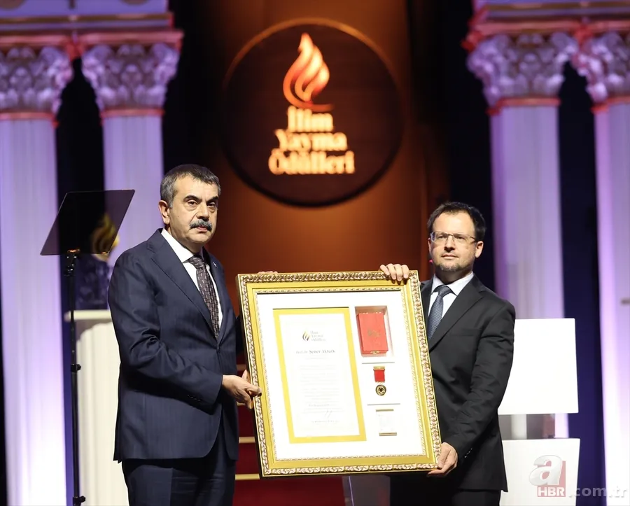 AKM’de bilim gecesi: İlim Yayma Ödülleri sahiplerini buldu 12