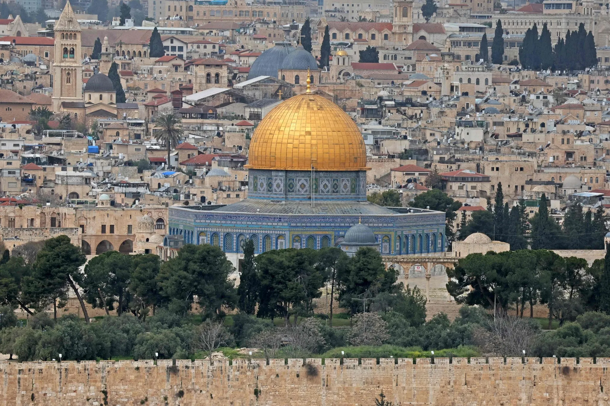 Katil İsrail'in kapattığı Mescid-i Aksa 41 gün sonra yeniden açıldı