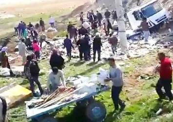 Devrilen TIR'daki yiyecekleri yağmaladılar!