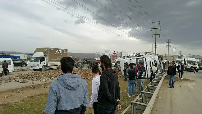 Bursa’da TIR ile otomobil çarpıştı! 30 ton pancar yola saçıldı - 5
