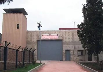 İmralı'da görevli 1 yüzbaşı ve 2 astsubaya gözaltı