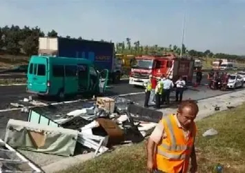 TEM’de feci kaza! Minibüs TIR’a çarptı
